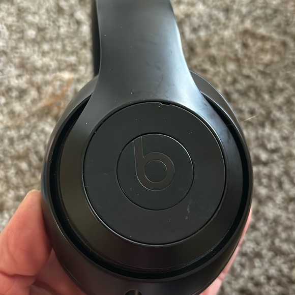 Like new Bose noise canceling headphones